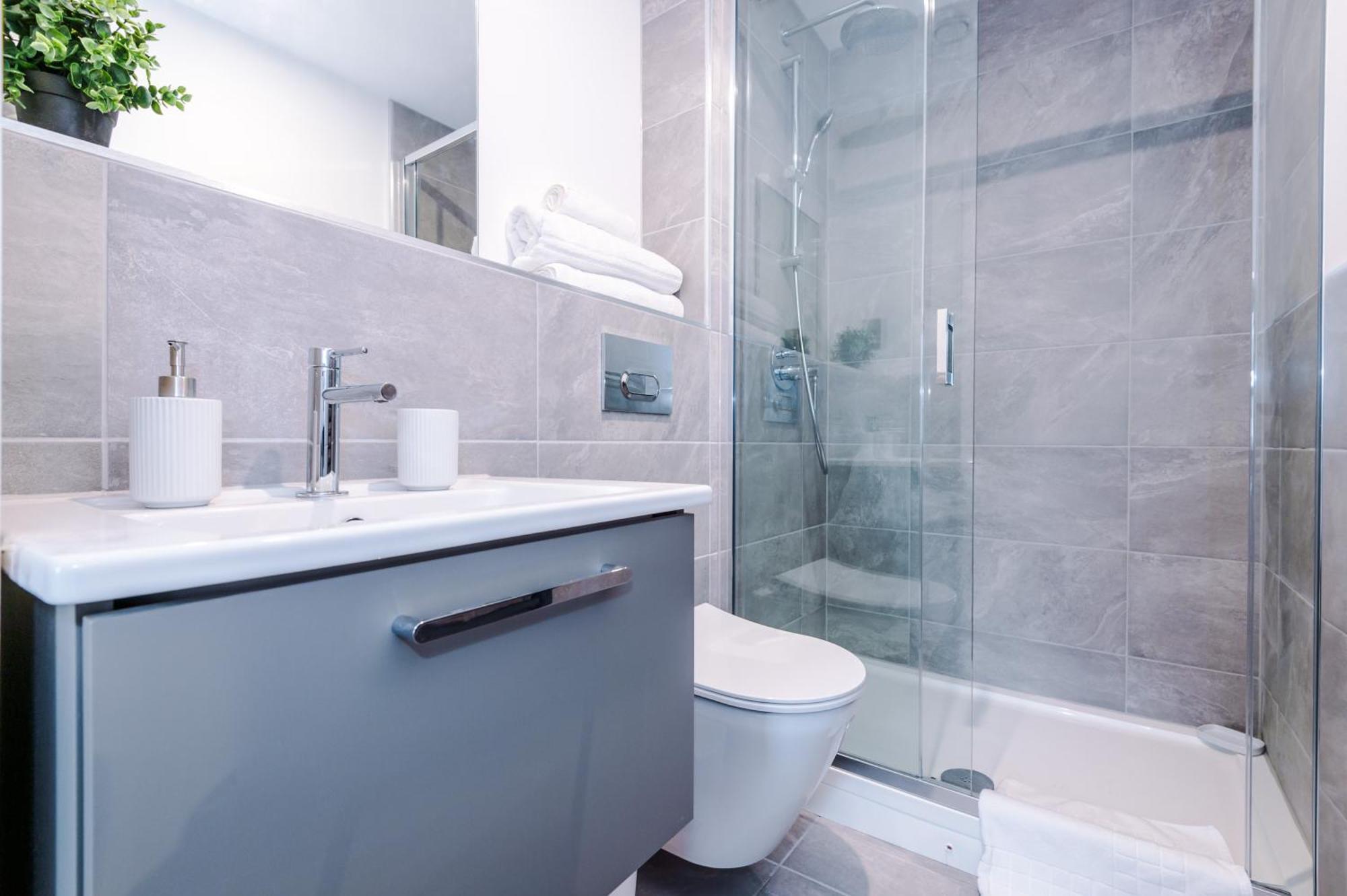 Icona 2 Apartment, With Free Onsite Gym And Secure Parking