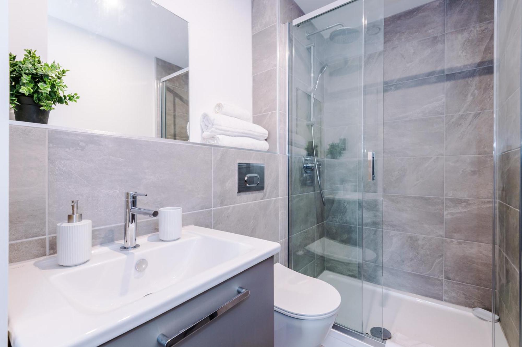 Icona 2 Apartment, With Free Onsite Gym And Secure Parking Apartment